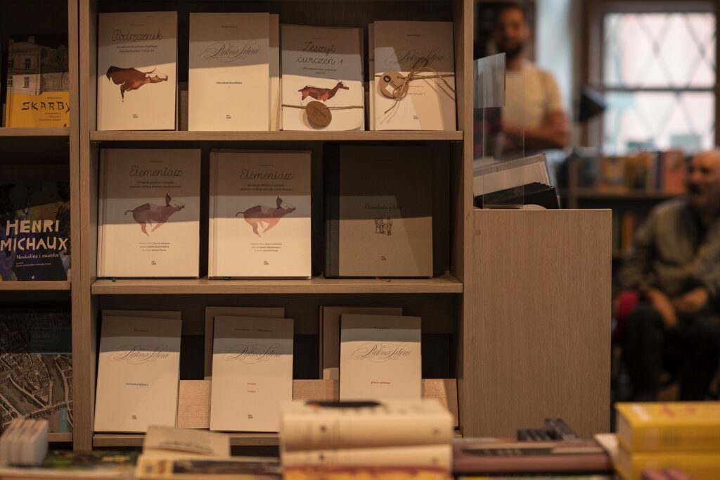 Elementarz w De Revolutionibus Books&Cafe ma swój regał!